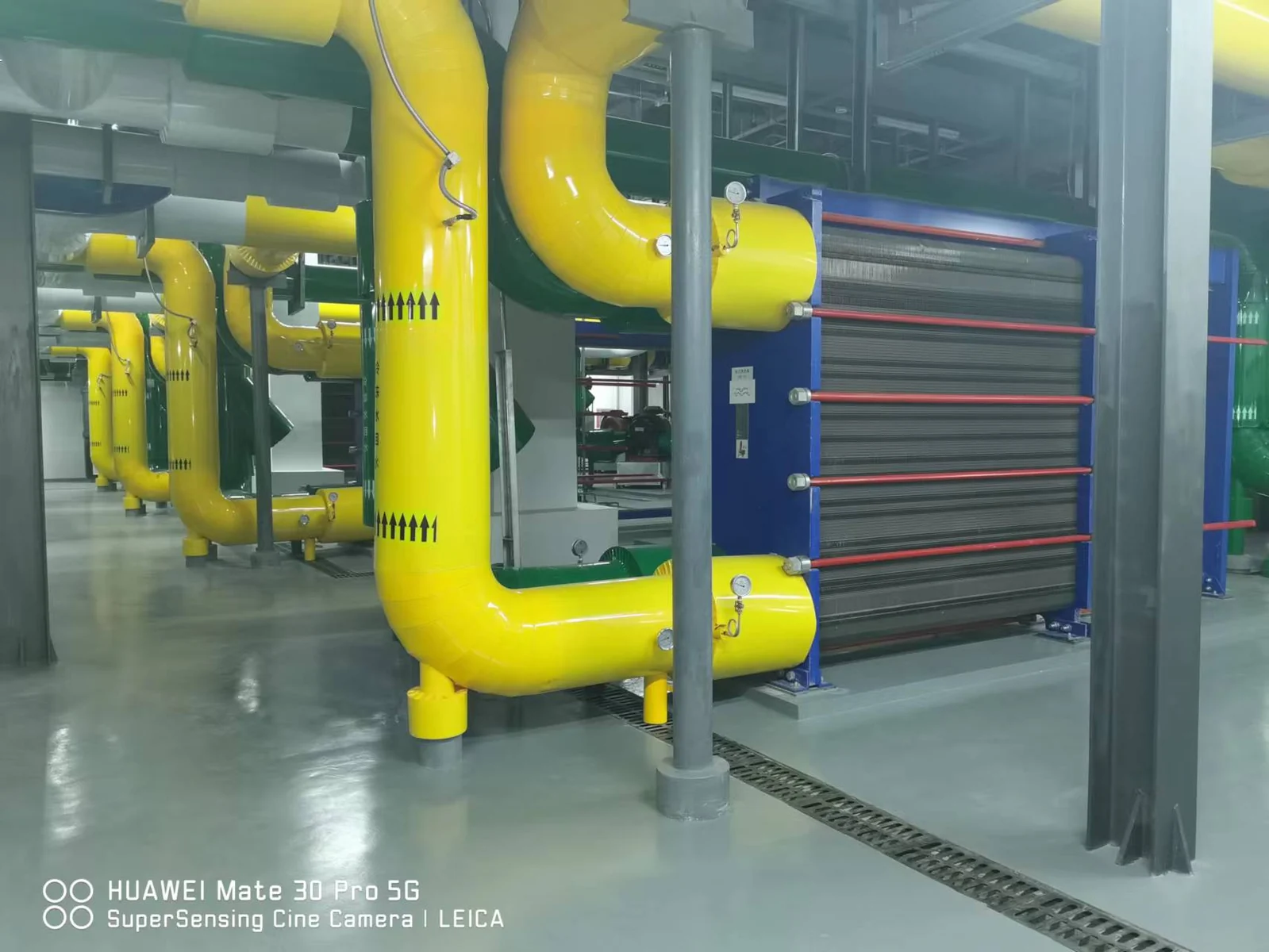 Primary-side plate heat exchangers and pipework
